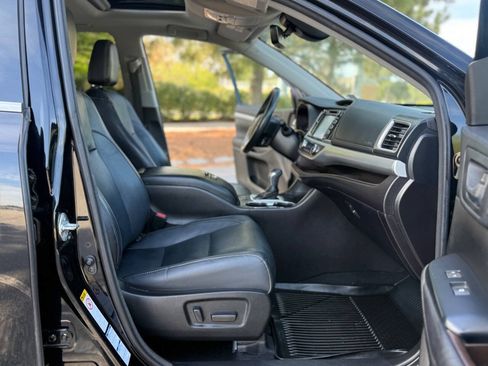 Used 2018 Toyota Highlander XLE AWD/4WD image 21