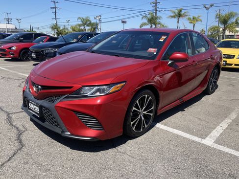 Used 2020 Toyota Camry SE FWD image 2