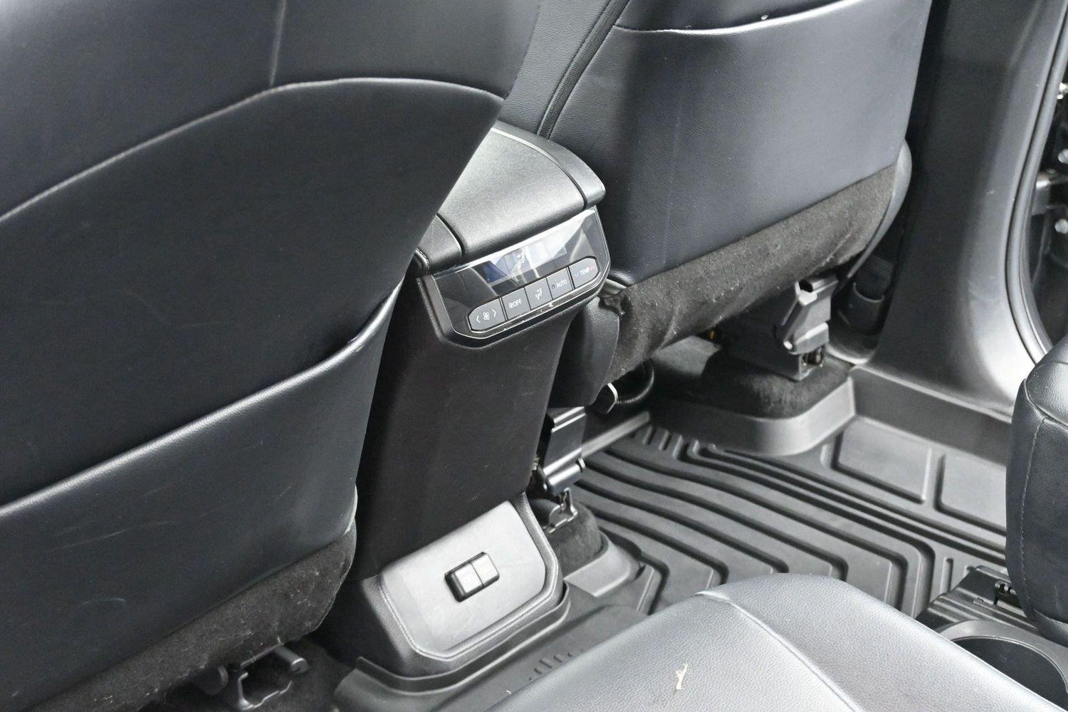 Used 2022 Toyota Highlander XLE FWD image 32