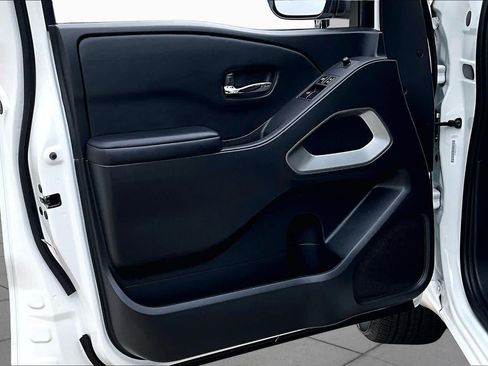 Certified 2025 Nissan Frontier SV RWD image 36