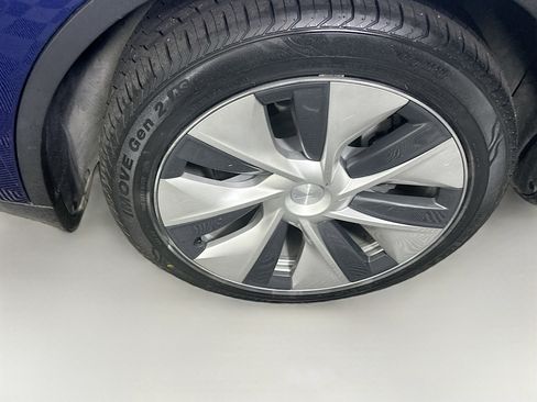 Used 2022 Tesla Model Y Long Range image 11