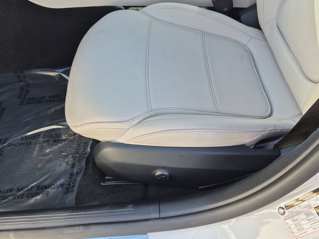 Used 2025 Mercedes-Benz C 300 Sedan image 12