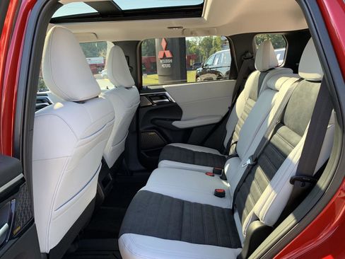 New 2025 Mitsubishi Outlander SE image 19