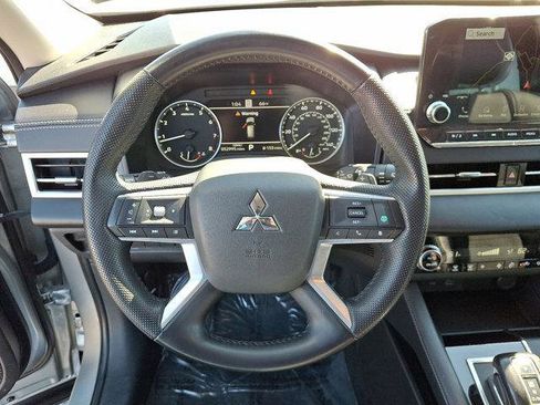 Used 2023 Mitsubishi Outlander SE image 19
