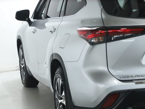 Used 2024 Toyota Highlander XLE AWD/4WD image 41