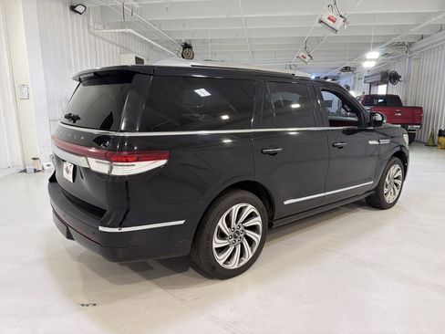 Used 2023 Lincoln Navigator Reserve AWD/4WD image 5