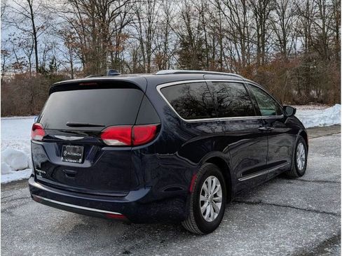 Used 2018 Chrysler Pacifica Touring-L Plus image 7