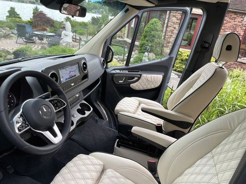 Used 2021 Mercedes-Benz Sprinter 3500 image 2