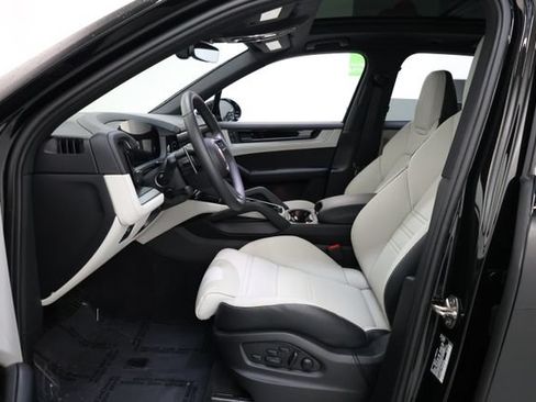 Used 2026 Porsche Cayenne AWD/4WD image 58