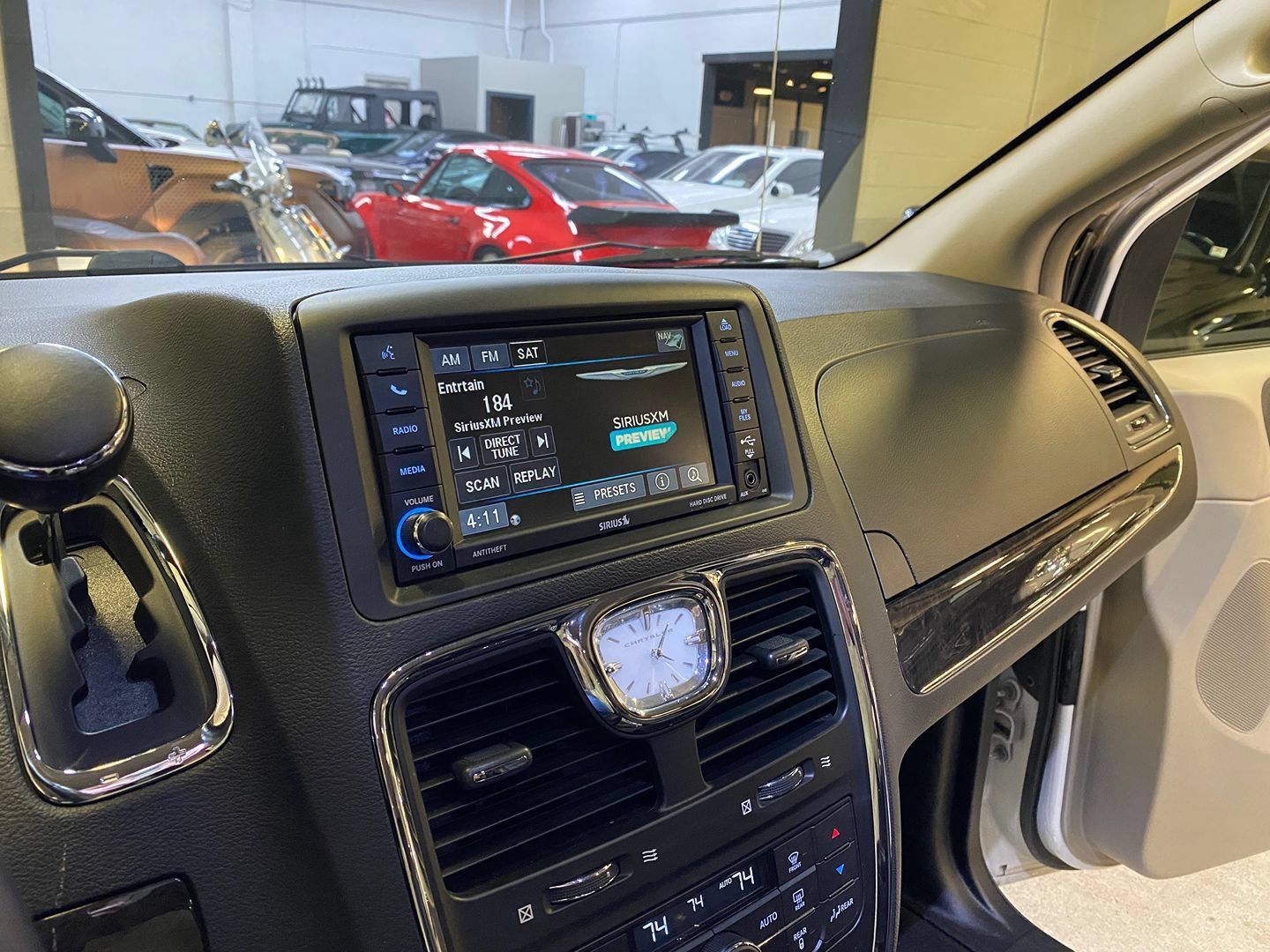 Used 2016 Chrysler Town & Country Touring FWD image 13