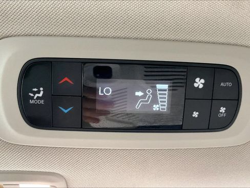 Used 2023 Chrysler Pacifica Limited FWD image 16