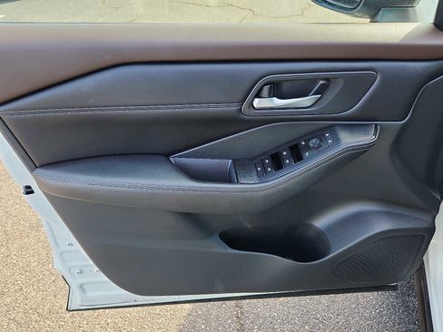 Used 2022 Nissan Rogue SV w/ SV Premium Package image 12