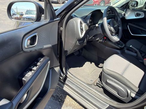 Used 2023 Kia Soul LX w/ LX Technology Package FWD image 21