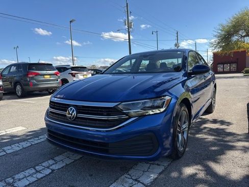 Used 2024 Volkswagen Jetta SE image 4