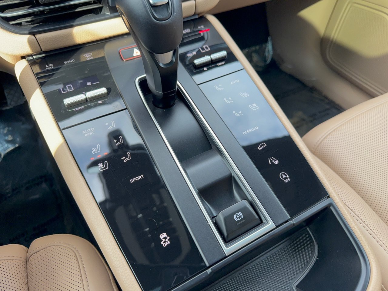 Certified 2024 Porsche Macan AWD/4WD image 21