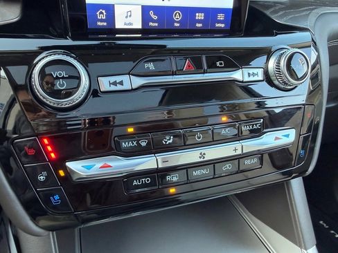 Used 2023 Ford Explorer Platinum w/ Technology Package image 18