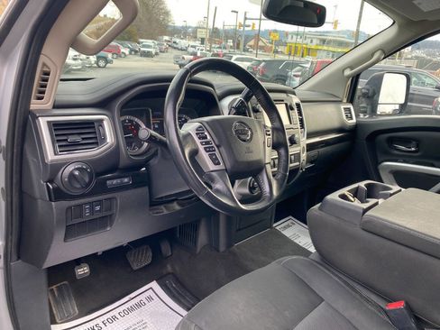 Used 2019 Nissan Titan SV w/ SV Convenience Package image 10