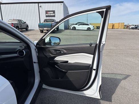 Used 2025 Chevrolet Trax LT w/ LT Convenience Package image 17