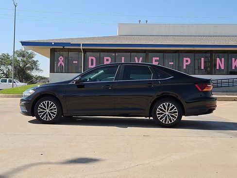 Used 2019 Volkswagen Jetta SE w/ Cold Weather Package FWD image 9