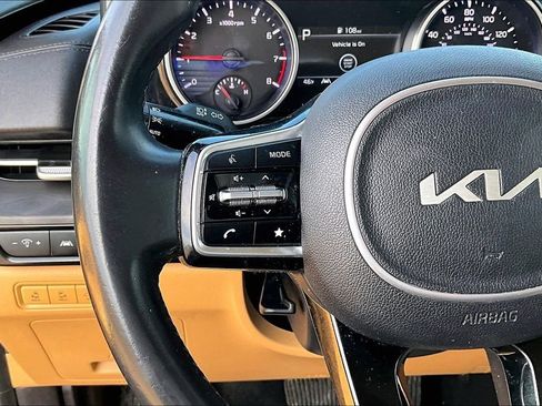 Used 2022 Kia Carnival EX image 11