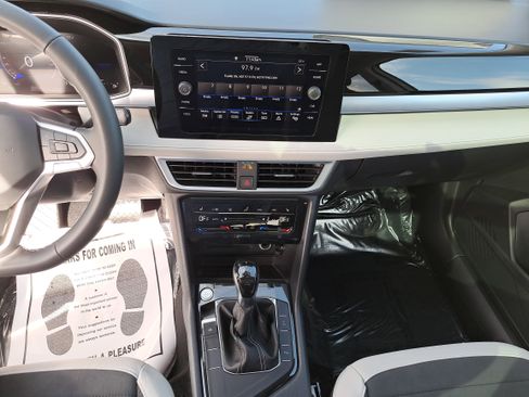 New 2026 Volkswagen Taos SE FWD image 19