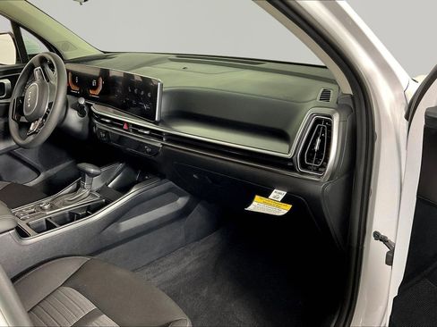 Certified 2025 Kia Sorento LX FWD image 27