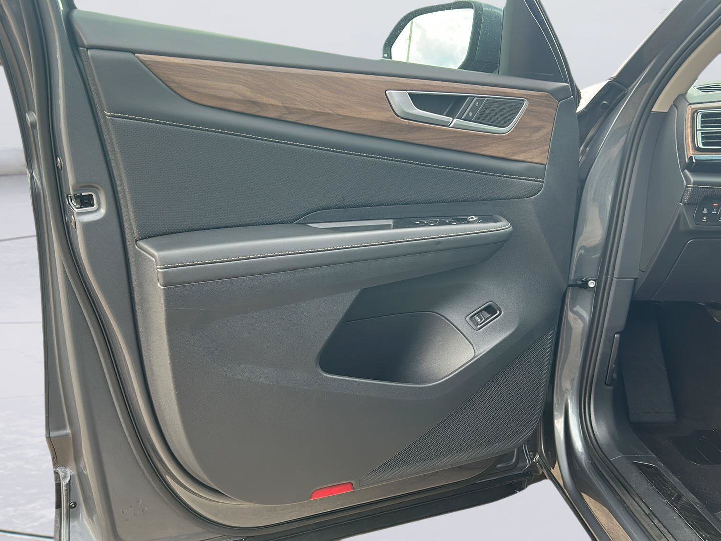 Used 2025 Volkswagen Atlas SE FWD image 8
