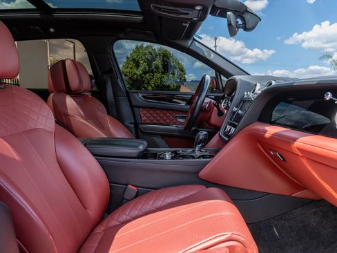 Used 2017 Bentley Bentayga AWD/4WD image 41