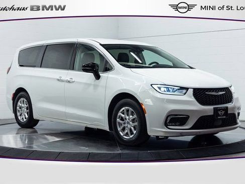 Used 2024 Chrysler Pacifica Touring-L image 1