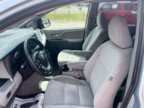 Used 2015 Toyota Sienna LE FWD image 9