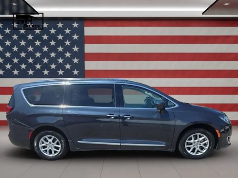 Used 2020 Chrysler Pacifica Touring-L FWD image 4