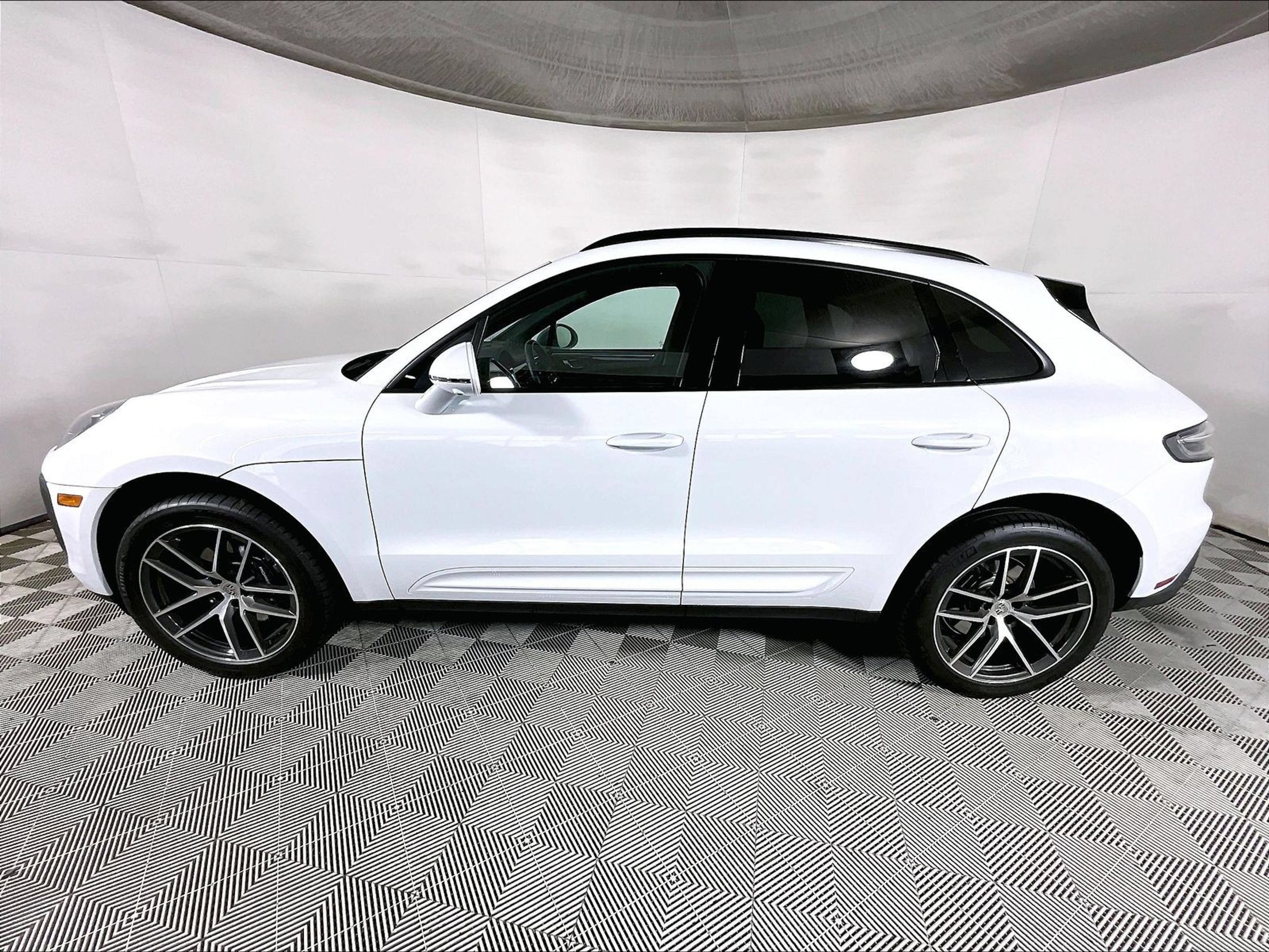 Used 2026 Porsche Macan AWD/4WD image 2