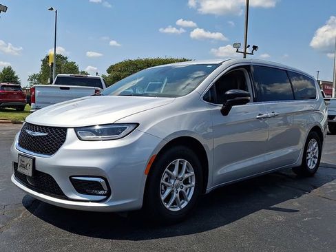 Used 2024 Chrysler Pacifica Touring-L FWD image 3