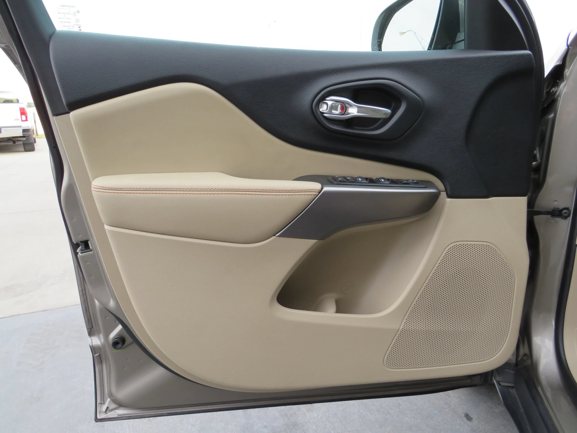 Used 2019 Jeep Cherokee Latitude w/ Popular Appearance Group FWD image 37