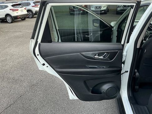 Used 2017 Nissan Rogue SV image 23