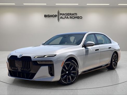 Used 2023 BMW 760i xDrive w/ Parking Assistance Package AWD/4WD image 2