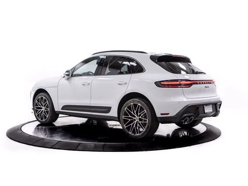 Certified 2026 Porsche Macan AWD/4WD image 3