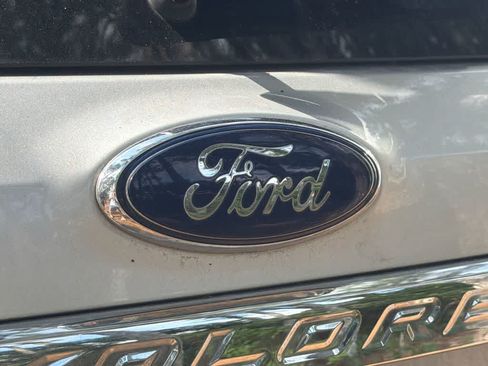 Used 2018 Ford Explorer XLT w/ Equipment Group 202A FWD image 12