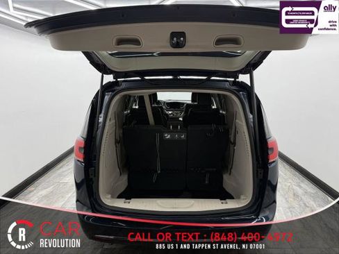 Used 2021 Chrysler Pacifica Touring-L image 6