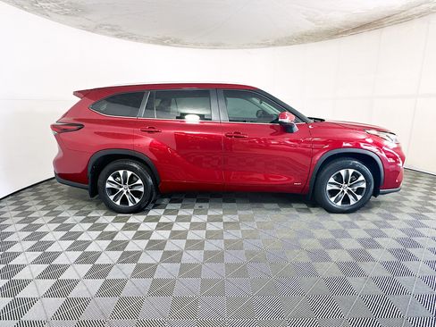 Used 2025 Toyota Highlander XLE AWD/4WD image 2