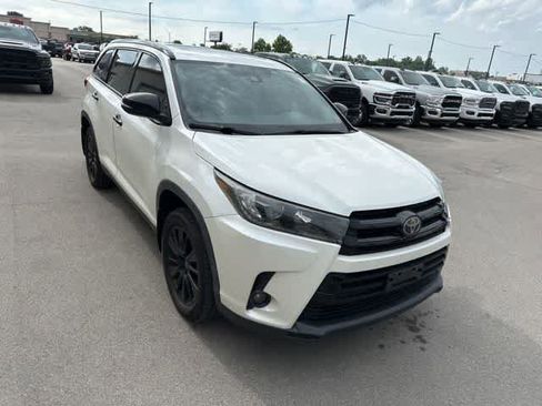 Used 2019 Toyota Highlander SE w/ Nightshade Edition AWD/4WD image 23