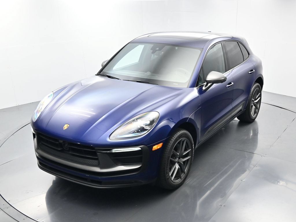 Certified 2025 Porsche Macan AWD/4WD image 32