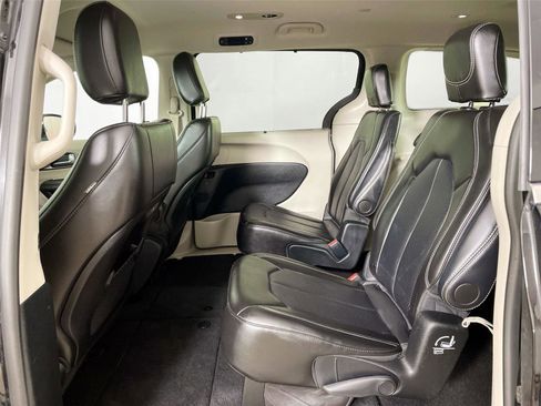 Used 2024 Chrysler Pacifica Touring-L FWD image 11