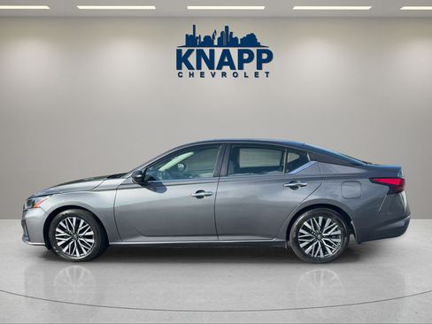 Used 2024 Nissan Altima 2.5 SV FWD image 2