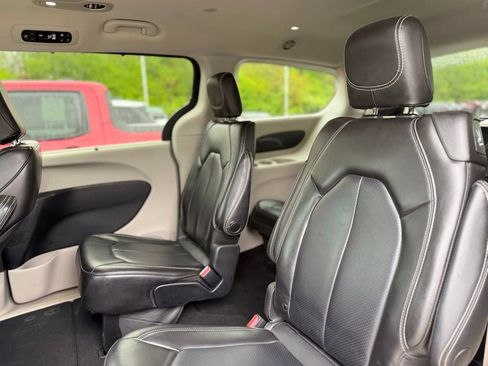 Used 2023 Chrysler Pacifica Touring-L FWD image 17