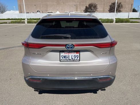 Used 2024 Toyota Venza XLE image 6