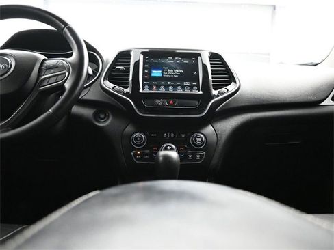 Used 2020 Jeep Cherokee Limited image 16