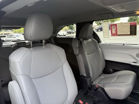 Used 2026 Toyota Sienna XLE FWD image 23