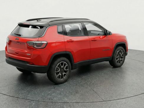 Used 2025 Jeep Compass Trailhawk AWD/4WD image 9
