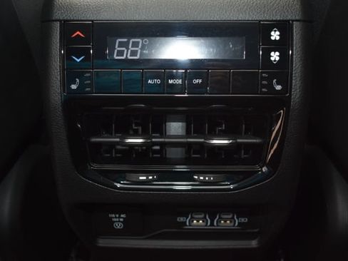 Used 2023 Jeep Grand Cherokee L Limited AWD/4WD image 7